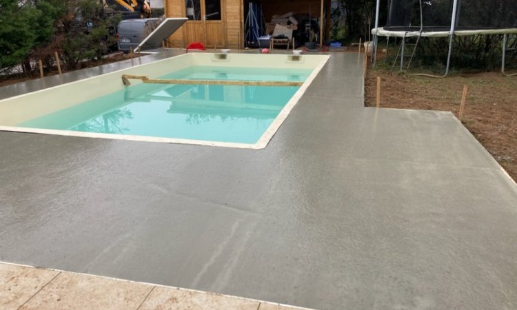 Dalle béton terminée, la piscine est prête aux bains