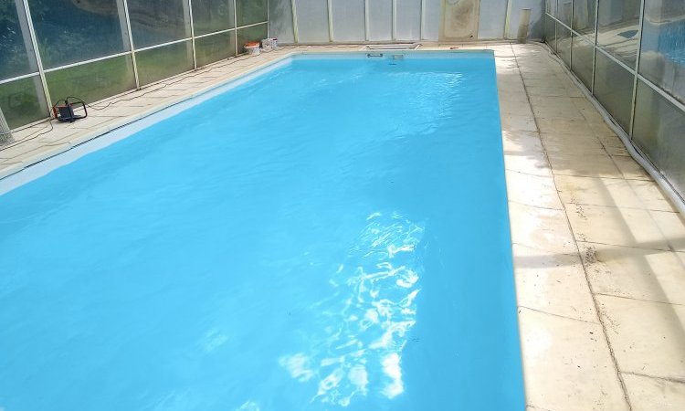 Une piscine qui est devenue agréable pour des moments de détente.